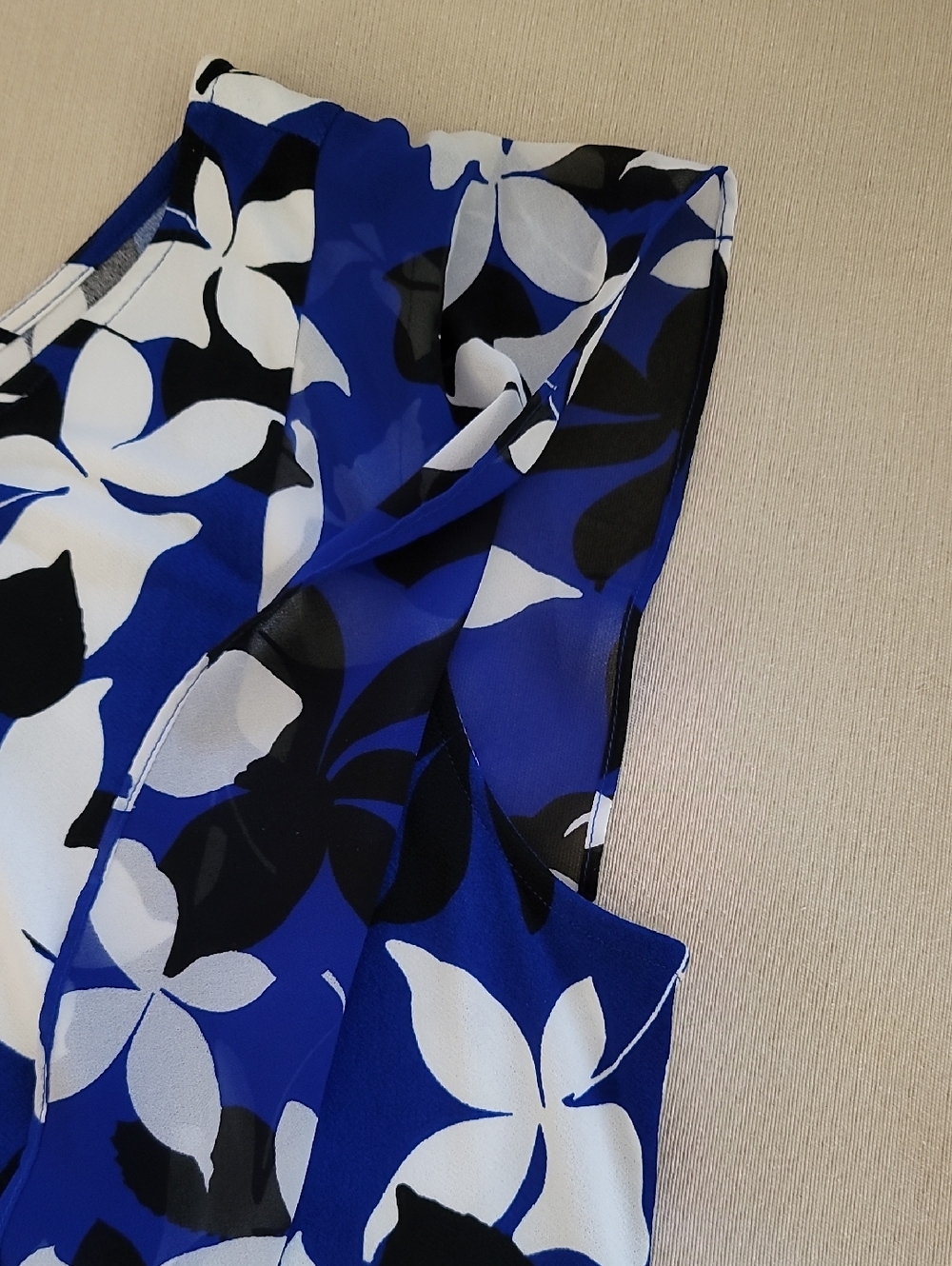 Roz & Ali Ruffle Sleeve Floral Top - Picture 8 of 12